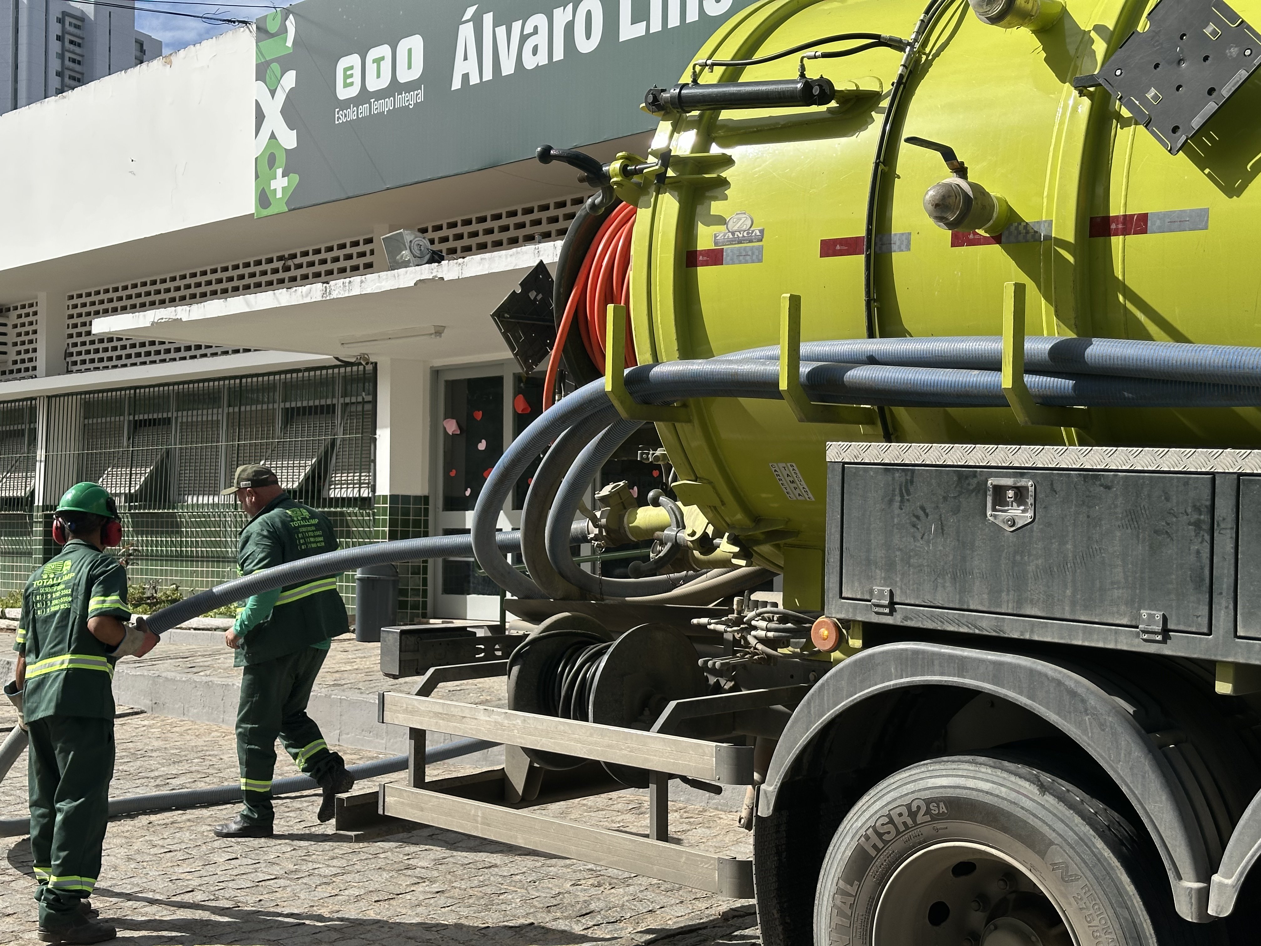 Caminhão desentupidora Totallimp em ação em Caruaru