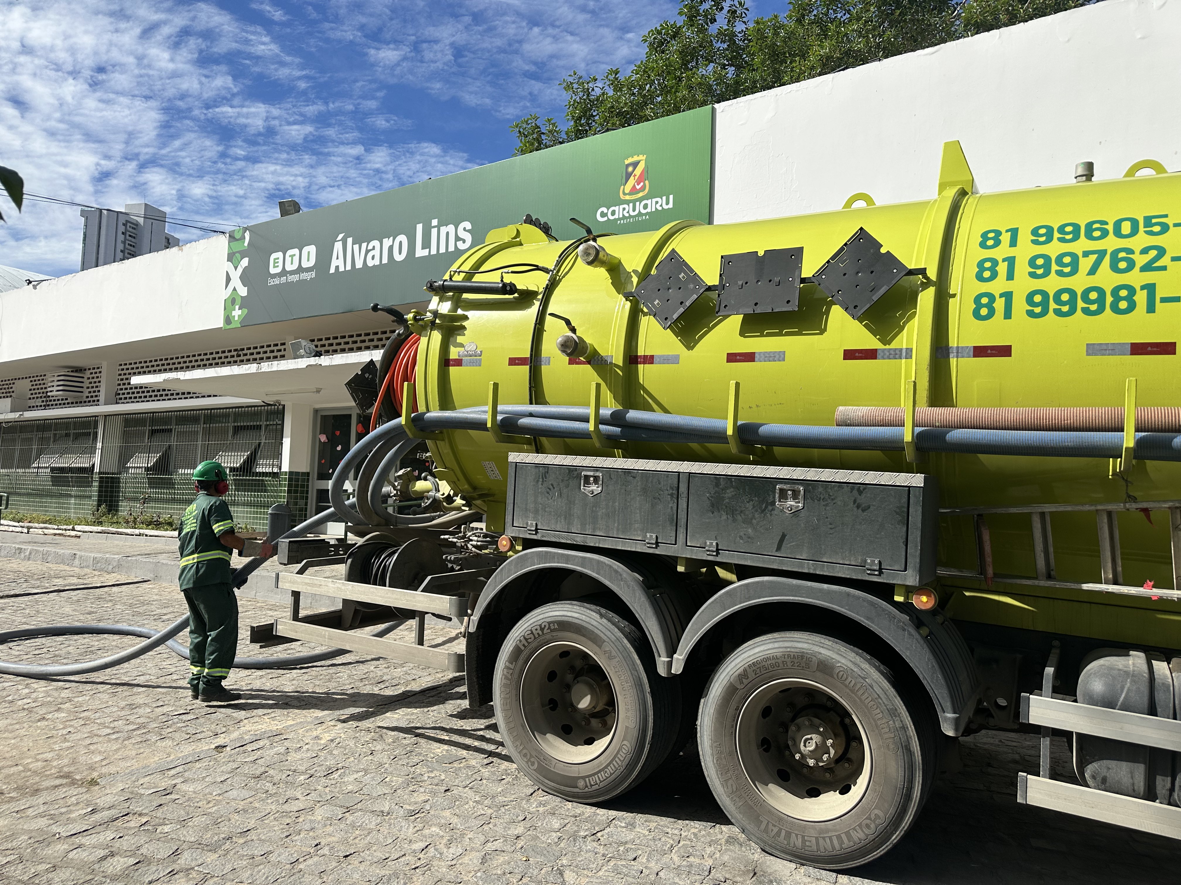 Caminhão Totallimp em operação na Escola Municipal Álvaro Lins - Prefeitura de Caruaru